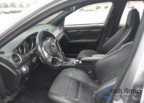 2012 Mercedes-Benz C 63 Amg из США, поврежденный, VIN WDDGF7HB3CA627176